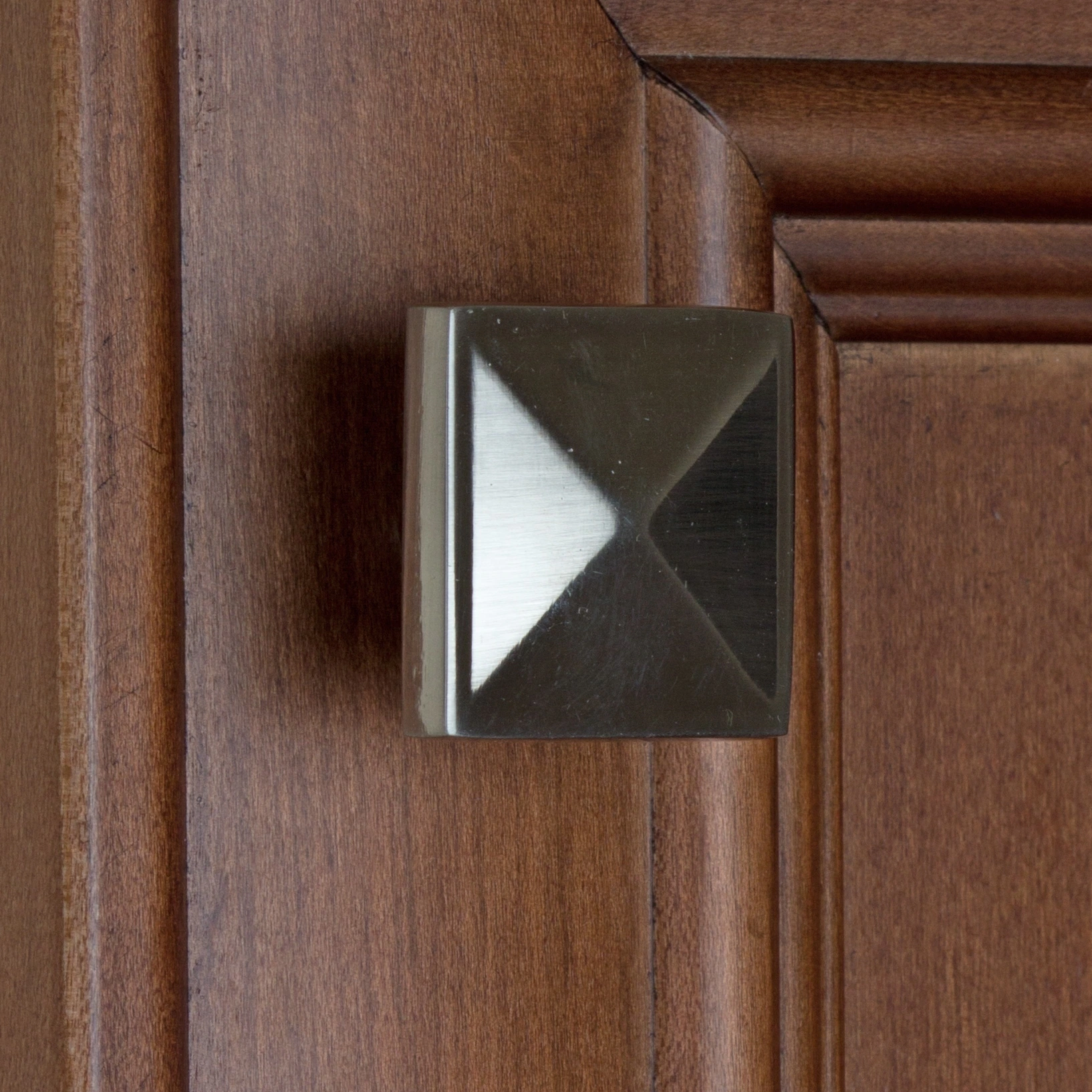 GlideRite 1.125-inch Satin Nickel Classic Pyramid Cabinet Knobs (Pack of 25) - Satin Nickel 4 GlideRite 1.125-inch Satin Nickel Classic Pyramid Cabinet Knobs (Pack of 25) - Satin Nickel