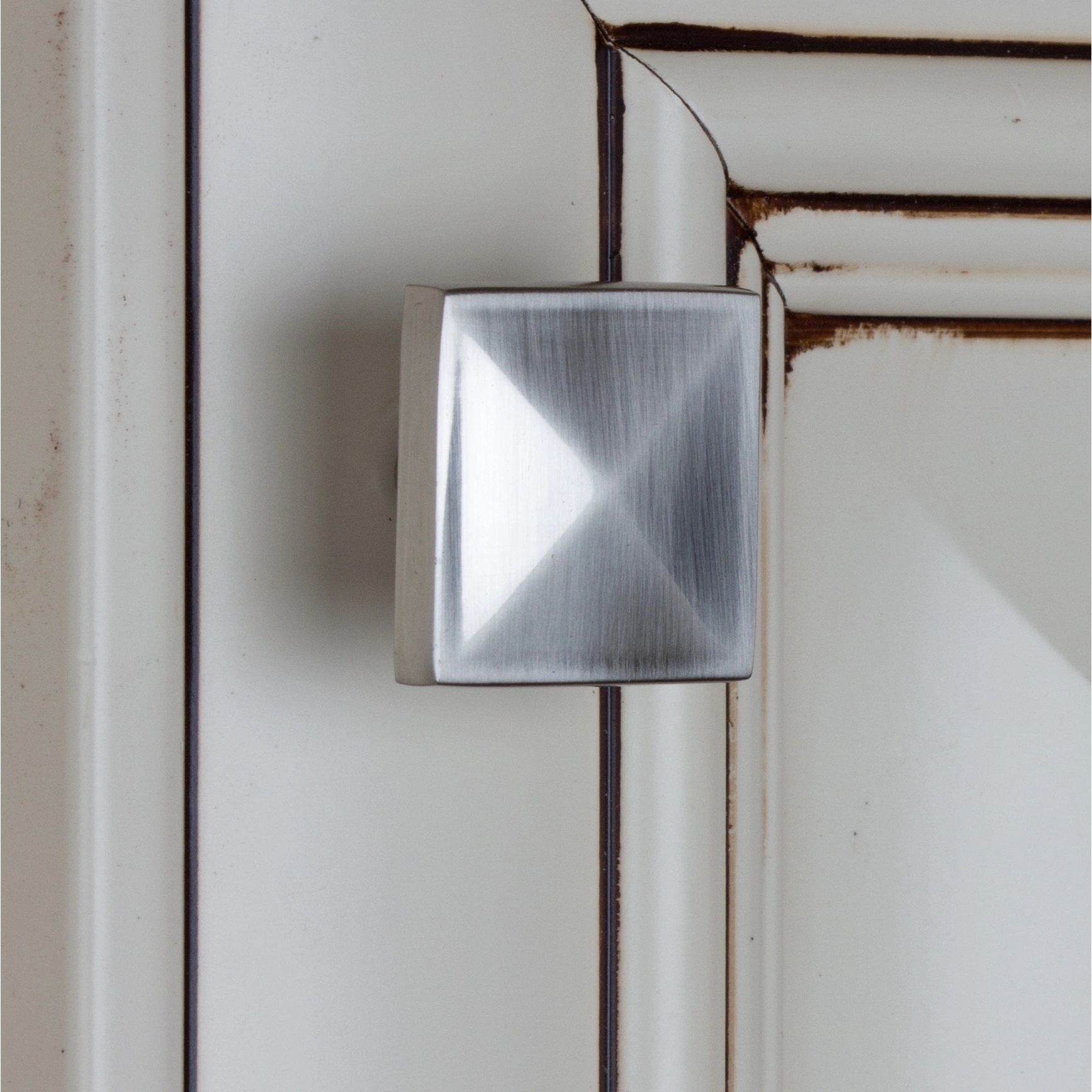 GlideRite 1.125-inch Satin Nickel Classic Pyramid Cabinet Knobs (Pack of 25) - Satin Nickel 6 GlideRite 1.125-inch Satin Nickel Classic Pyramid Cabinet Knobs (Pack of 25) - Satin Nickel